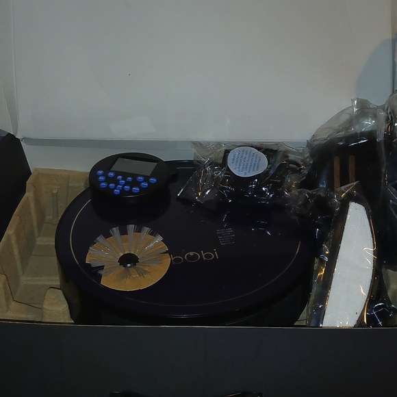 Bobsweep automatic vacuum and mop - Picture 1 of 4
